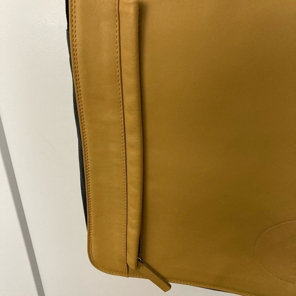 CL FACTORY Messenger Tablet Bag Yellow Black - Picture 3 of 8